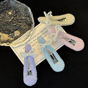Close-up van schattige pastel strass parel strik haarspelden, sprankelende kristallen eendebek.