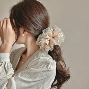 Détail d'élastique à cheveux en satin et dentelle élégant pour un style chic et doux au quotidien.