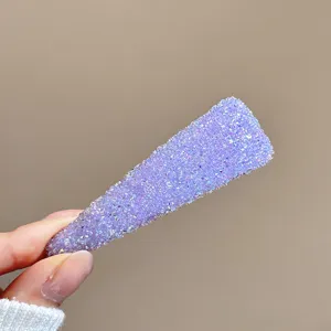 Gros plan d'une pince à cheveux violette scintillante, idéale pour une frange mignonne et quotidienne.