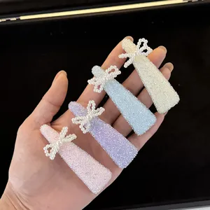 Gedetailleerde close-up van zoete parelstrik haarspelden, sprankelende strass-steentjes, accessoires.
