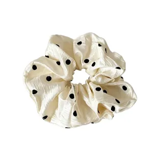 Élégant chouchou à pois en satin, grand accessoire de coiffure tendance pour femmes.