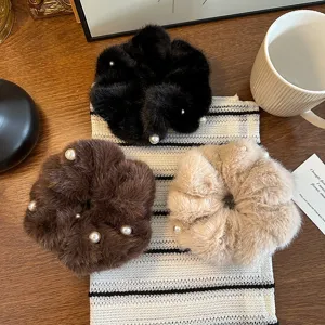 Set di scrunchies in peluche con perle, elastici per capelli morbidi, accessori eleganti.