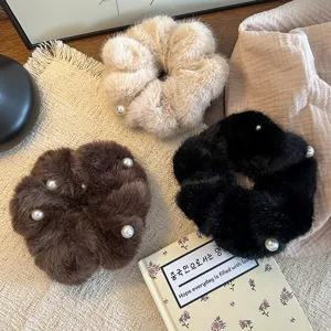 Minimalista Scrunchie in Peluche Donna Elegante Elastico per Capelli Alta Elasticità Perla Artificiale Corda per Capelli Accessori Invernali