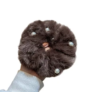 Scunchie per capelli in peluche marrone con perle, elastico morbido per acconciature.