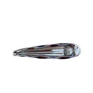 Zilveren metalen golvende haarspeld, moderne stijlvolle zijclip voor dagelijkse look.