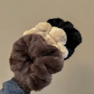 Gros plan de chouchous en peluche douce de plusieurs couleurs, texture duveteuse.