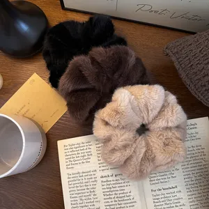 Automne hiver pelucheux doux scrunchies cheveux epais elastique elegant accessoire coiffure detail