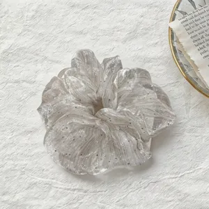 Chouchou en filet argenté avec strass scintillants, design nuage élégant pour coiffure quotidienne.