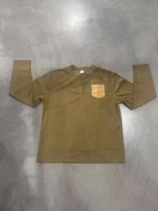 Camisa Henley de manga larga de pana para hombre con bolsillo de contraste.