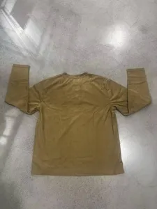 Camisa manga larga pana detalle trasera, top hombre casual tejido texturizado primer plano