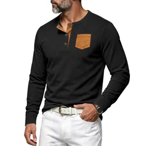 Camiseta Henley de manga larga para hombre de punto gofrado con bolsillo y botones negro.