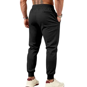 Vista posteriore dei pantaloni da jogging neri da uomo con vita elastica e tasca con zip.
