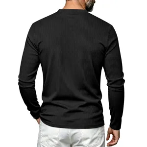 Camisa Henley de manga larga acanalada negra para hombre, detalle trasero de la textura de punto.