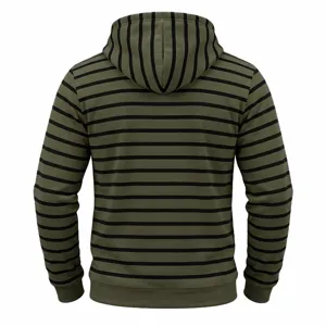 Detailansicht des grünen gestreiften Herrenhoodies mit Kapuze und gestrickter Textur.