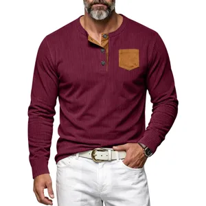 Camisa Henley de manga larga de pana para hombre con bolsillo y botonadura en contraste casual.