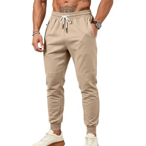 Dettaglio pantaloni tuta uomo casual con coulisse e tasche con zip, comodi e stilosi.