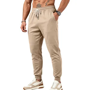 Pantaloni tuta uomo coulisse vista dettagliata, pantaloni lunghi kaki stile casual eleganti.