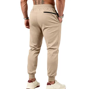 Vista posteriore di pantaloni tuta kaki da uomo con vita elastica e pratica tasca con zip.
