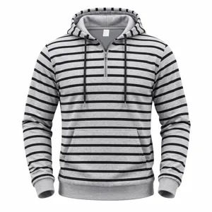 Detailansicht des gestreiften Herren Fleece Kapuzenpullovers mit halbem Reissverschluss.