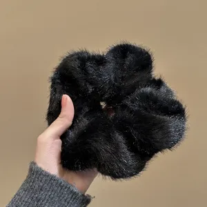 Chouchou à cheveux en peluche noire avec fils scintillants, élastique doux et duveteux pour femmes.