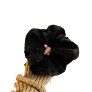Chouchou en peluche noire pour femme, attache cheveux d'hiver duveteuse et élastique.
