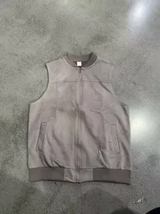 Herren Kunstwildleder Weste Detailaufnahme, Reißverschluss und Vordertaschen, lässiger Stil.