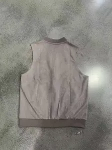 Herren Wildleder Weste Detail Ansicht im amerikanischen Retro Stil mit Baseball Kragen und Saum.