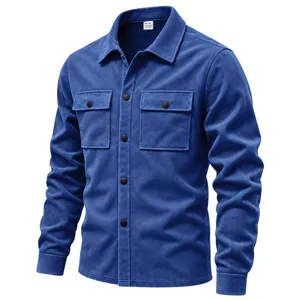 Détail de chemise veste à manches longues en suédine bleue avec poches poitrine.