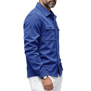 Surchemise en suédine bleue pour homme avec poches poitrine et fermeture boutonnée.