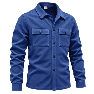 Élégante veste chemise à manches longues en suédine pour homme avec poches et boutons.