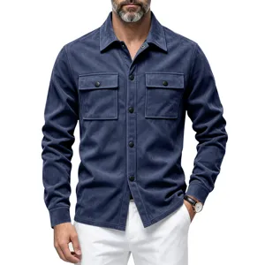 Vue détaillée de la veste chemise en suédine bleu foncé pour homme avec poches poitrine.