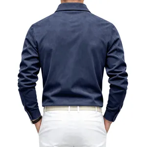 Chemise veste en suédine bleu marine pour homme vue arrière montrant la coupe et texture.
