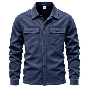 Détail de chemise veste en suédine homme, col à revers classique et double poche poitrine.