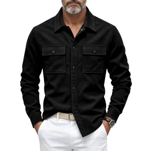 Chemise veste noire en suédine pour homme avec double poches poitrine et boutons-pression.