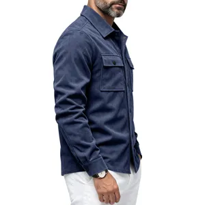 Vue détaillée de la surchemise en suédine bleue pour homme, poches poitrine et boutons.