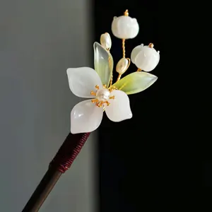 Handgefertigte Maiglöckchen Haarspange Detailansicht, elegantes antikes Blumen-Haaraccessoire.