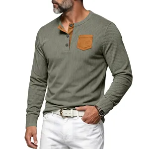 Detalle de primer plano de camisa henley de manga larga para hombre, bolsillo de contraste.