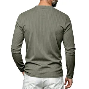 Vista detallada de la camisa de manga larga acanalada para hombre desde la espalda.