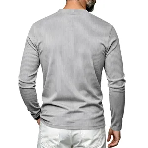 Vista posterior detallada de la camiseta gris de canalé para hombre, textura y ajuste.