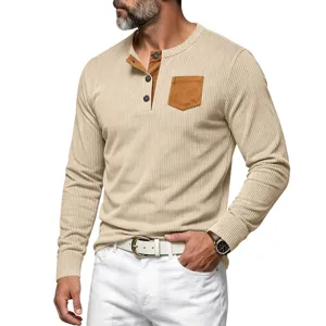 Vista detallada de camiseta henley de manga larga para hombre con bolsillo y botonadura a contraste.