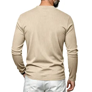 Camisa de manga larga acanalada para hombre, vista trasera muestra ajuste y textura.