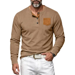 Camisa Henley de manga larga para hombre en punto gofrado con bolsillo y botonadura a contraste.