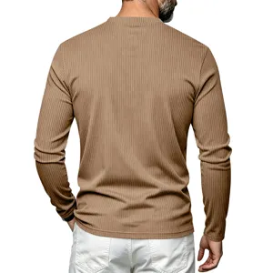 Vista trasera detallada de camiseta marrón de manga larga acanalada para hombre estilo casual.