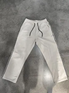 Herren schwere gefütterte weite Jogginghose mit stylischen Seitenstreifen und Kordelzug.