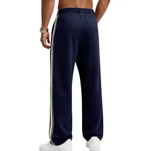Detailansicht der dunkelblauen Fleece-Jogginghose mit Kontraststreifen und geradem Schnitt.