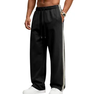 Nahaufnahme von Herren Freizeithose mit weitem Bein, Kontraststreifen und Kordelzug.