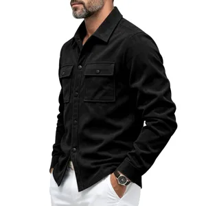 Détail en gros plan de la surchemise en suédine noire avec boutons-pression poches.