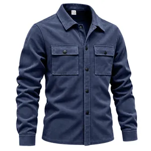 Vue détaillée de la veste chemise en suédine bleue pour homme avec poches et boutons.