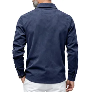 Détail de la vue arrière de la veste-chemise en suédine pour homme bleu marine.