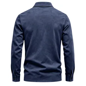 Veste chemise à manches longues en suédine bleu foncé pour homme avec col à revers.